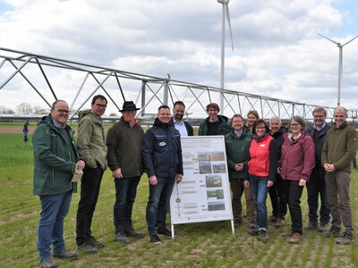 Die Beteiligten freuen sich auf den gemeinsamen Feldversuch f&uuml;r D&uuml;ngung und Wasserschutz in Schw&uuml;blingsen