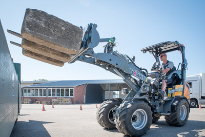 Ermittlung des Strom- beziehungsweise Kraftstoffverbrauchs: Beim halbstündigen Pendeln mit einem Betongewicht zwischen zwei LKW-Anhängern wurden während des Hoflader-Tests typische Ladearbeiten simuliert. Unser Foto zeigt ein Elektro-Modell von Giant. - © Wolfgang Ehrecke Ermittlung des Strom- beziehungsweise Kraftstoffverbrauchs: Beim halbstündigen Pendeln mit einem Betongewicht zwischen zwei LKW-Anhängern wurden während des Hoflader-Tests typische Ladearbeiten simuliert. Unser Foto zeigt ein Elektro-Modell von Giant.