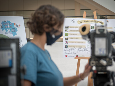Pressekonferenz der Allianzpartner der Vereinbarung Der Nieders&auml;chsische Weg in Hannover: Am 29.10.2020 wurden die ausgehandelten Eckpfeiler f&uuml;r mehr Natur- und Artenschutz vorgestellt und diese erneut mit einer Unterschrift bekr&auml;ftigt.