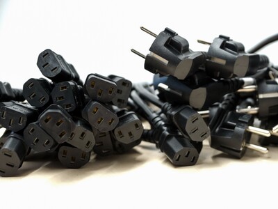 Im Büro allgegenwärtig: Kabel - © Taken / pixabay.com Im Büro allgegenwärtig: Kabel