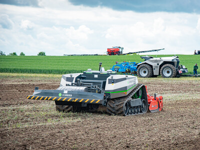 Autonomer Feldroboter (AgXeed, Vordergrund) und autonome Krone-Lemken-Kombination beim Fach-Event &bdquo;Zwischen Acker und App &ndash; Digitalisierung Ihres Pflanzenbaus&ldquo; auf der Dom&auml;ne Schickelsheim (K&ouml;nigslutter/Kreis Helmstedt).