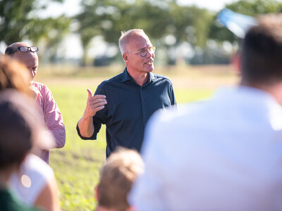 Matthias Miersch besuchte anlässlich seiner Sommertour den Sickerwasserversuch in Schwüblingsen