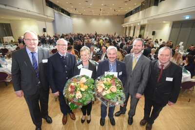 Arbeitnehmerpreis der Landwirtschaftskammer Niedersachsen für Maren Dieken (Mitte, links) und Mario Thielmann (Mitte, rechts).