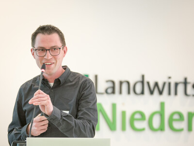 Markus Große-Coosmann (Gartenbau Paul Cox GmbH, Geldern) während der Abschlussveranstaltung für das Projekt 'TerZ - Einsatz torfreduzierter Substrate im Zierpflanzenbau' am 23.03.2023 in Hannover-Ahlem.