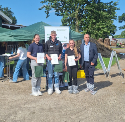 Hatten bei der Beurteilung das beste Auge: Jantje Fischer (Platz 3, von links), Martin Determann (Platz 1) und Jurina Bohlen (Platz 2) erhielten von Vize-Kammerpräsident Manfred Tannen ihre Urkunden. - © Sophie Aepkers vlnr: Jantje Fischer (Platz 3), Martin Determann (Platz 1), Jurina Bohlen (Platz 2) und Vize-Kammerpräsident Manfred Tannen
