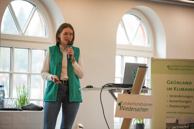 Maren Timmermann von der Deutschen Saatveredelung referierte zum Thema 'Züchterische Leistungen erkennen und nutzen'. - © Christopher Hanraets Maren Timmermann von der Deutschen Saatveredelung referierte zum Thema 'Züchterische Leistungen erkennen und nutzen'.