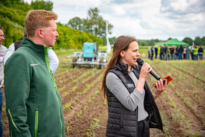 Jobst G&ouml;deke (l.), bei der LWK Leiter des PraxisLabors Digitaler Ackerbau, und Annemarie Jung (Farming Revolution) beim Fach-Event &bdquo;Zwischen Acker und App &ndash; Digitalisierung Ihres Pflanzenbaus&ldquo; auf der Dom&auml;ne Schickelsheim (K&ouml;nigslutter/Kreis Helmstedt).