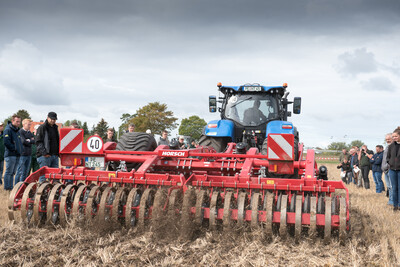 Wassersparend, bodenschonend, wirtschaftlich: Maschinenvorf&uuml;hrung zur ultraflachen Bodenbearbeitung mit mehr als 40 Ger&auml;ten in Sehnde (Region Hannover).