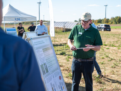 Tim Eiler pr&auml;sentiert Ergebnisse aus dem Zwischenfruchtanbau in Schw&uuml;blingsen