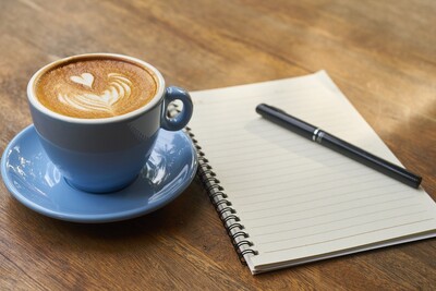 Kaffeetasse mit Notizblock