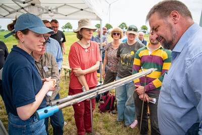 Simone Merl (l.) vom Landesamt f&uuml;r Bergbau, Geologie und Energie erl&auml;uterte den Besucher/-innen die Zusammensetzung zweier Bodenproben (Foto) sowie Ergebnisse von Sickerwasseruntersuchungen.