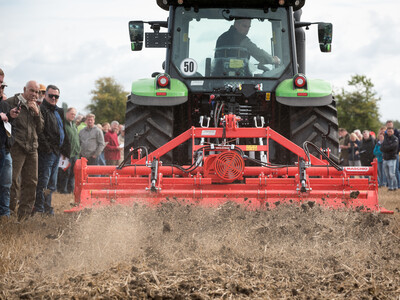 Wassersparend, bodenschonend, wirtschaftlich: Maschinenvorf&uuml;hrung zur ultraflachen Bodenbearbeitung mit mehr als 40 Ger&auml;ten in Sehnde (Region Hannover).