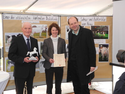 Minister Christian Meyer (rechts) übereicht den Staatsehrenpreis an Judith und Heinrich Batke - © Dr. Brunken, FB 3.5 - © Dr. Hans-Gerd Brunken Minister Christian Meyer (rechts) übereicht den Staatsehrenpreis an Judith und Heinrich Batke