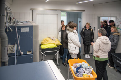 Einblicke in grüne Arbeitswelten: Zum Besuch auf Gut Dauelsberg in Delmenhorst gehörte eine Führung durch die Wäscherei.