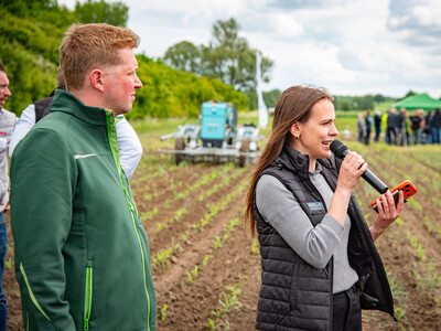 Jobst G&ouml;deke (l.), bei der LWK Leiter des PraxisLabors Digitaler Ackerbau, und Annemarie Jung (Farming Revolution) beim Fach-Event &bdquo;Zwischen Acker und App &ndash; Digitalisierung Ihres Pflanzenbaus&ldquo; auf der Dom&auml;ne Schickelsheim (K&ouml;nigslutter/Kreis Helmstedt).