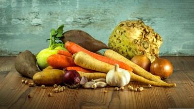 Wintergemüse - © Lubos Houska / pixabay.com Verschiedene Wurzelgemüse und Knollen wie Karotten, Pastinaken, Sellerie, Zwiebeln und Knoblauch auf einem Holztisch.