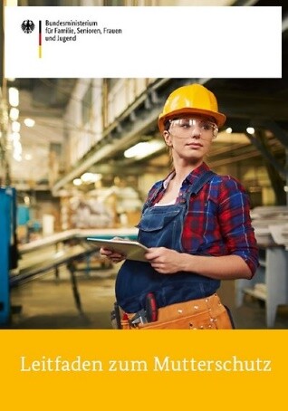Mutterschutz - © Lina Völz Schwangere Frau in Arbeitskleidung und Schutzhelm steht in einer Fabrikhalle mit einem Notizblock. Text: Leitfaden zum Mutterschutz.