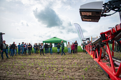 Spot-Spray-f&auml;hige Feldspritze (Kverneland) beim Fach-Event &bdquo;Zwischen Acker und App &ndash; Digitalisierung Ihres Pflanzenbaus&ldquo; auf der Dom&auml;ne Schickelsheim (K&ouml;nigslutter/Kreis Helmstedt).