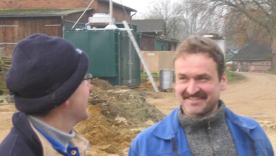 Marco Friedrich (rechts) auf der Baustelle der neuen Biogasanlage im Gespräch mit einem Monteur