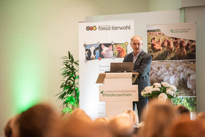 Hermann Kramer, Veterin&auml;ramt Nordhorn, sprach &uuml;ber einen Gefl&uuml;gelpestausbruch, bei dem eine Teilkeulung angeordnet wurde