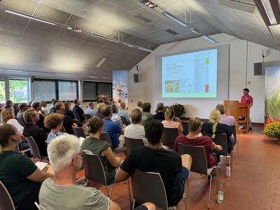 Teilnehmende bei dem Vortrag von Bj&ouml;rn Ehsen auf dem Ahlemer Friedhofsnachmittag