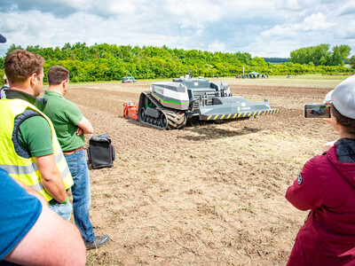 Autonomer Feldroboter (AgXeed) beim Fach-Event &bdquo;Zwischen Acker und App &ndash; Digitalisierung Ihres Pflanzenbaus&ldquo; auf der Dom&auml;ne Schickelsheim (K&ouml;nigslutter/Kreis Helmstedt).