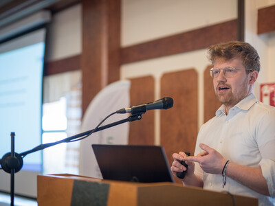 Carl Fritsch vom Forschungsinstitut für Wasserwirtschaft und Klimazukunft an der Rheinisch-Westfälischen Technischen Hochschule Aachen spricht auf der 15. Biogastagung der Landwirtschaftskammer Niedersachsen am 28.02.2024 in Verden. - © Wolfgang Ehrecke Carl Fritsch vom Forschungsinstitut für Wasserwirtschaft und Klimazukunft an der Rheinisch-Westfälischen Technischen Hochschule Aachen spricht auf der 15. Biogastagung der Landwirtschaftskammer Niedersachsen am 28.02.2024 in Verden.