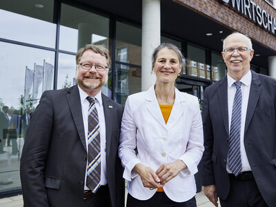 Agrarministerin Miriam Staudte (M.) mit Kammerpr&auml;sident Gerhard Schwetje (r.) und Kammerdirektor Dr. Bernd v. Garmissen beim Festakt zum 125-j&auml;hrigen Bestehen der Landwirtschaftskammer Niedersachsen am 21.05.2024 in Hannover-Ahlem.
