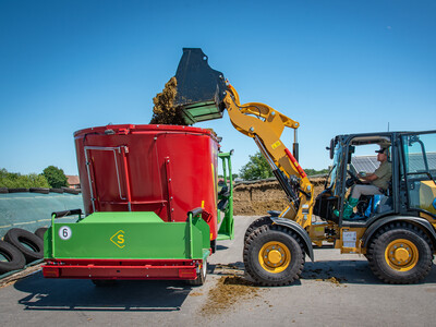 E-Futtermischwagen und E-Radlader beim Praxistag Alternative Antriebsenergien für Landmaschinen am 01.07.2025 im LBZ Echem.