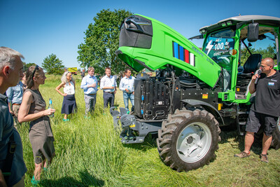 Elektrotraktor des chinesischen Herstellers Xeevo beim Praxistag Alternative Antriebsenergien für Landmaschinen am 01.07.2025 im LBZ Echem.
