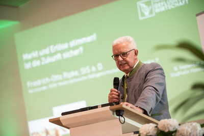 Friedrich-Otto Ripke, Vors. des NGW-Landesverbandes, referierte zu den Marktaussichten in der Gefl&uuml;gelbranche