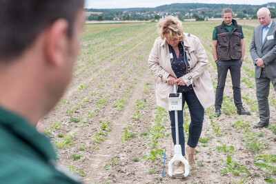 Bei ihrem Besuch im PraxisLabor Digitaler Ackerbau testete Landwirtschaftsministerin Barbara Otte-Kinast einen digitalen Analyse-Spaten, der in Echtzeit wichtige Bodenparameter liefert.
