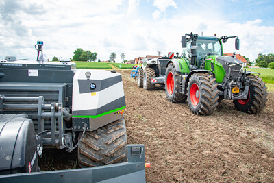 Autonomer Raupen-Schlepper (AgXeed, l.) und autonome Krone-Lemken-Kombination (hier f&uuml;r den Transport im Schlepp) beim Fach-Event &bdquo;Zwischen Acker und App &ndash; Digitalisierung Ihres Pflanzenbaus&ldquo; auf der Dom&auml;ne Schickelsheim (K&ouml;nigslutter/Kreis Helmstedt).