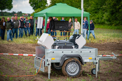 Drohne mit Dock (Kopterzentrale) beim Fach-Event &bdquo;Zwischen Acker und App &ndash; Digitalisierung Ihres Pflanzenbaus&ldquo; auf der Dom&auml;ne Schickelsheim (K&ouml;nigslutter/Kreis Helmstedt).