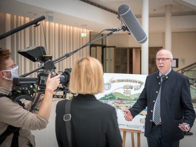 Pressekonferenz der Allianzpartner der Vereinbarung Der Nieders&auml;chsische Weg in Hannover: Am 29.10.2020 wurden die ausgehandelten Eckpfeiler f&uuml;r mehr Natur- und Artenschutz vorgestellt und diese erneut mit einer Unterschrift bekr&auml;ftigt.