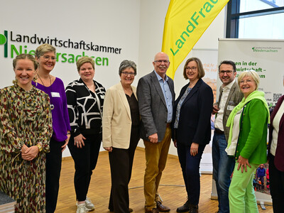V.l.: Maja Mogwitz, Elisabeth Brunkhorst, Iris Tapphorn, Ina Janhsen, Kammerpräsident Gerhard Schwetje, Staatssekretärin Frauke Patzke, Jakob Lipp, Heike Sprengel, Frauke Schwiderrek.