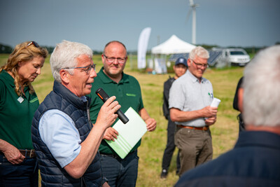 Dr. Frank Schm&auml;deke (CDU), im Landtag Vorsitzender des Ausschusses f&uuml;r Ern&auml;hrung, Landwirtschaft und Verbraucherschutz, spricht zu Beginn des Feldtags zum Thema Landwirtschaft und Wasserschutz am 17.06.2026 in Schw&uuml;blingsen (Uetze/Region Hannover).