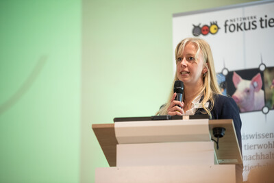 Neele Dirksen f&uuml;hrte durch den ersten Vortragsblock des Fachgespr&auml;chs Legehenne am 16.09.2026
