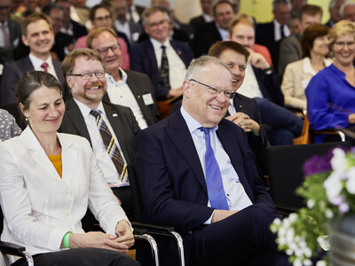 V.l.: Agrarministerin Miriam Staudte, Kammerdirektor Dr. Bernd v. Garmissen und Ministerpr&auml;sident Stephan Weil w&auml;hrend des Festakts zum 125-j&auml;hrigen Bestehen der Landwirtschaftskammer Niedersachsen am 21.05.2024 in Hannover-Ahlem.