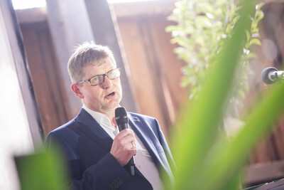 Ulrich Peper bei der Begr&uuml;&szlig;ungsrede zur 100-Jahr-Feier im LBZ Echem