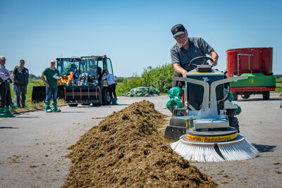 Elektrisch betriebene Aufsitzmaschine für Stallreinigung und Futtervorlage beim Praxistag Alternative Antriebsenergien für Landmaschinen am 01.07.2025 im LBZ Echem.