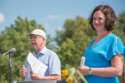 Kammerpräsident Gerhard Schwetje (l.) und Umweltsenatorin Kathrin Moosdorf beim Grünlandfeldtag der Landwirtschaftskammer Niedersachsen und der Senatorin für Umwelt, Klima und Wissenschaft am 06.08.2024 im Bremer Blockland.