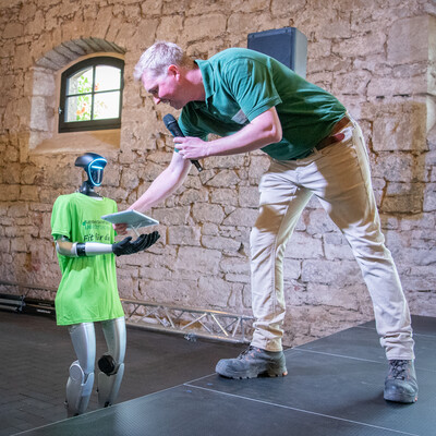 Humanoider Roboter &uuml;berbringt am Ende des Fach-Events &bdquo;Zwischen Acker und App&ldquo; den (An-)Forderungskatalog f&uuml;r eine erfolgreiche Umsetzung der Digitalisierung im Pflanzenbau.