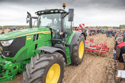 Wassersparend, bodenschonend, wirtschaftlich: Maschinenvorf&uuml;hrung zur ultraflachen Bodenbearbeitung mit mehr als 40 Ger&auml;ten in Sehnde (Region Hannover).
