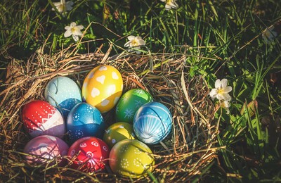 Schon seit Hunderten von Jahren werden Eier zum Osterfest bunt bemalt, bevor sie ins Nest oder auf den Frühstückstisch kommen.