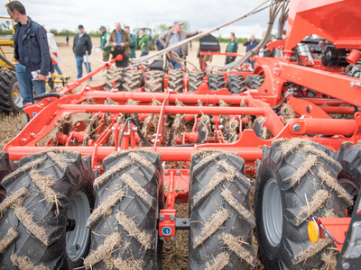 Wassersparend, bodenschonend, wirtschaftlich: Maschinenvorf&uuml;hrung zur ultraflachen Bodenbearbeitung mit mehr als 40 Ger&auml;ten in Sehnde (Region Hannover).