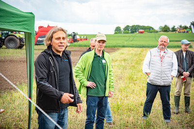 Andr&eacute; Scholz (l., Kopterzentrale) und Pascal Oliver Berg (LWK-Versuchswesen) beim Fach-Event &bdquo;Zwischen Acker und App &ndash; Digitalisierung Ihres Pflanzenbaus&ldquo; auf der Dom&auml;ne Schickelsheim (K&ouml;nigslutter/Kreis Helmstedt).