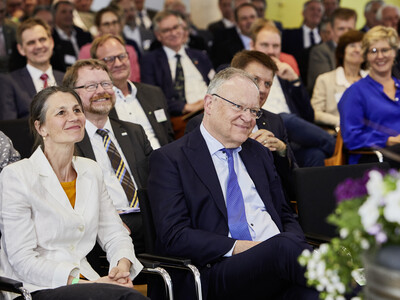 V.l.: Agrarministerin Miriam Staudte, Kammerdirektor Dr. Bernd v. Garmissen und Ministerpr&auml;sident Stephan Weil w&auml;hrend des Festakts zum 125-j&auml;hrigen Bestehen der Landwirtschaftskammer Niedersachsen am 21.05.2024 in Hannover-Ahlem.