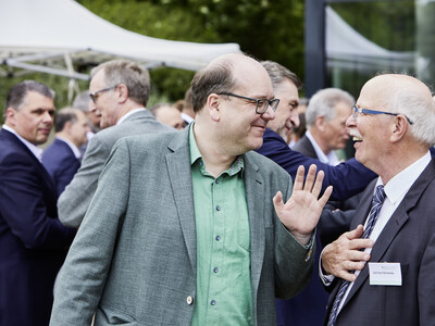 Niedersachsens Umweltminister Christian Meyer (M.) und Kammerpr&auml;sident Gerhard Schwetje beim Festakt zum 125-j&auml;hrigen Bestehen der Landwirtschaftskammer Niedersachsen am 21.05.2024 in Hannover-Ahlem.