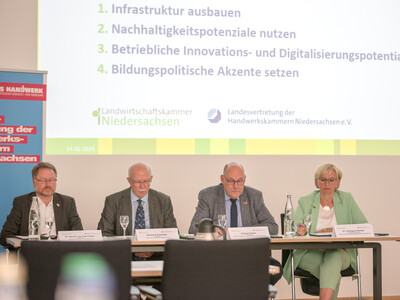 Pressekonferenz der Landesvertretung der Handwerkskammern Niedersachsen e.V. (LHN) und der Landwirtschaftskammer Niedersachsen (LWK) am 24.06.2024 in Hannover-Ahlem zu gemeinsamen Handlungsempfehlungen zur St&auml;rkung des l&auml;ndlichen Raumes.
